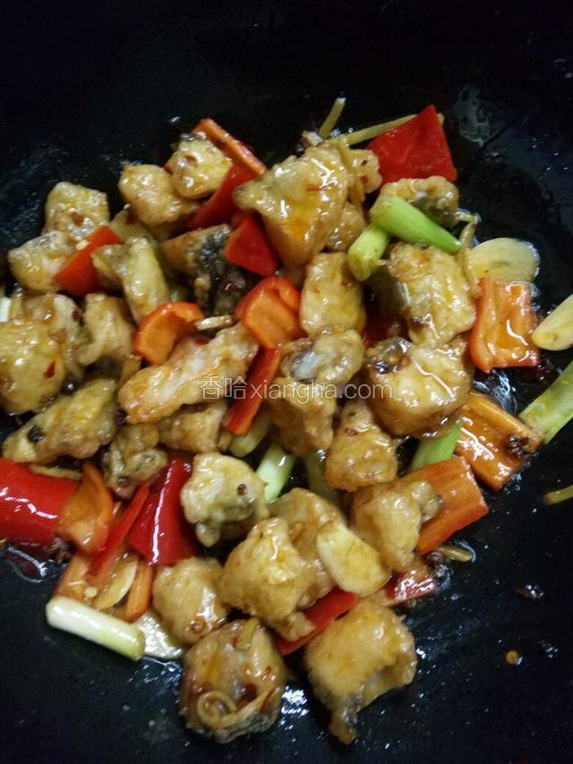 放入鱼块煸炒一分钟，鱼块上色后加入清水，这时加入的清水要没过鱼块，放盐，料酒，香醋，老抽调味。大火烧开调文火炖煮。