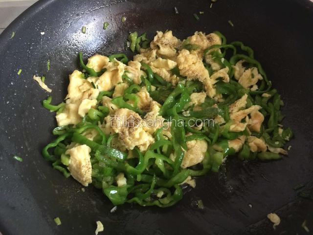 出锅前调入盐，鸡精和黑胡椒粉炒匀即可。