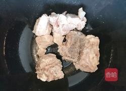西红柿排骨汤的做法图解2