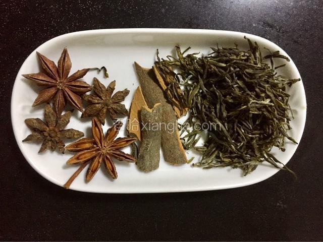 煮鸡蛋的时候，将八角、桂皮和茶叶准备好