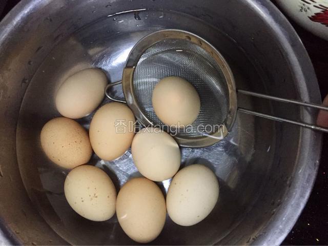 将煮熟的鸡蛋捞出，放入冷水中浸泡3～5分钟，便于剥壳，避免鸡蛋粘壳儿上
