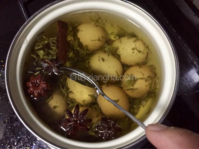 用勺子将鸡蛋壳儿敲破，最好敲的碎一点，便于入味；烧开后改小火煮半小时左右即可