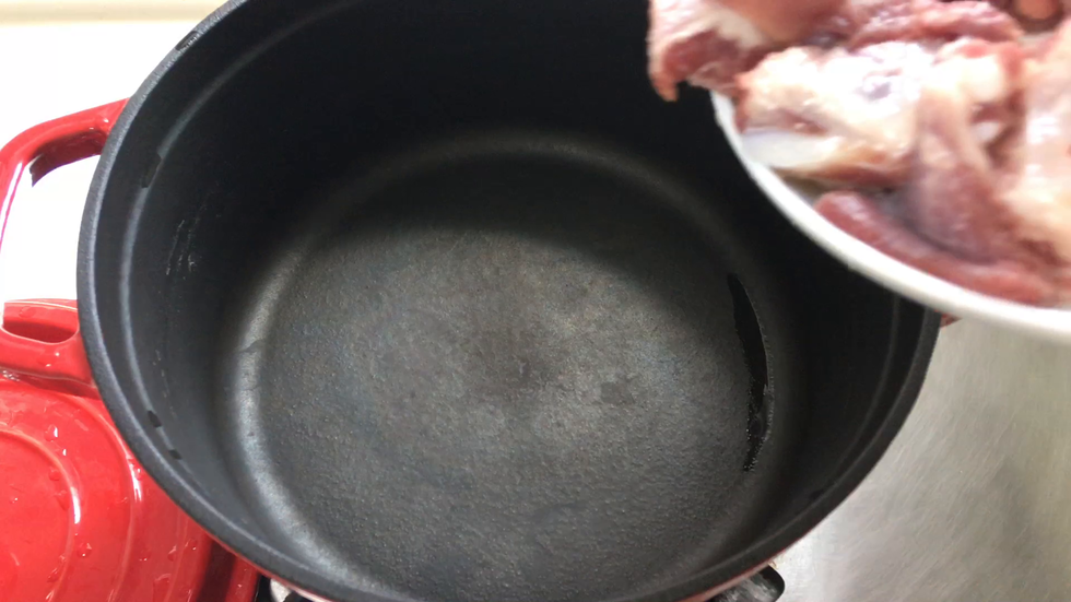 热锅放入排骨