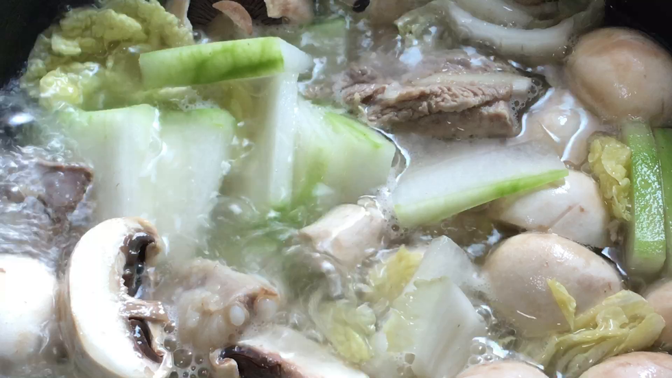 大火煮沸后加入土豆粉条炖煮至熟透