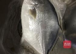 干煎鲳鱼的做法图解1