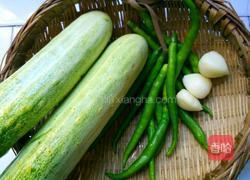 青椒炒黄瓜丝的做法图解1