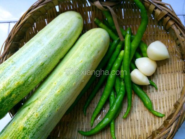 准备食材，黄瓜，青辣椒，蒜