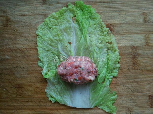 取一片大白菜，放上一块肉糜。