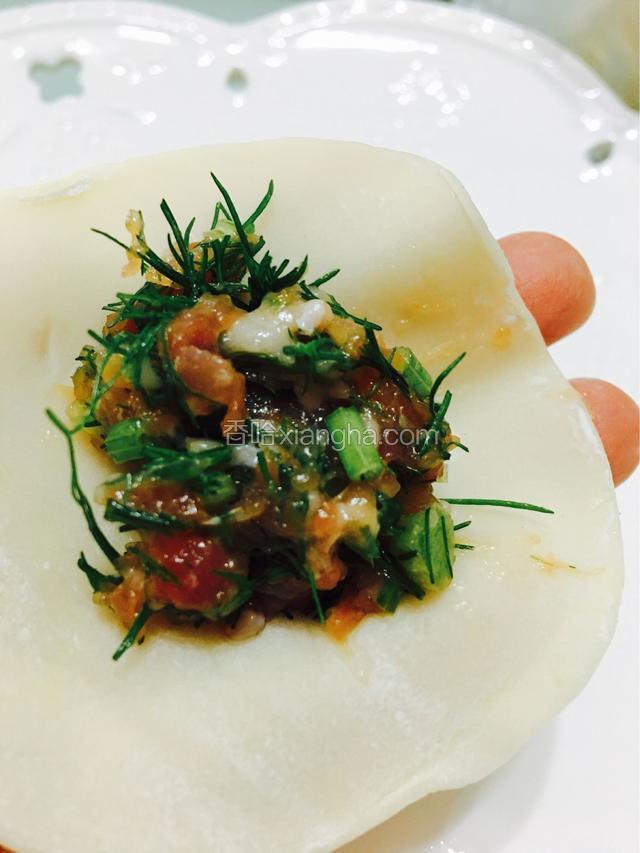 饺子皮中放适量馅料包好