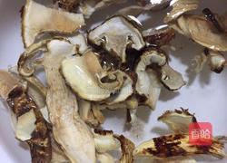 松茸炖鸽子汤的做法图解1