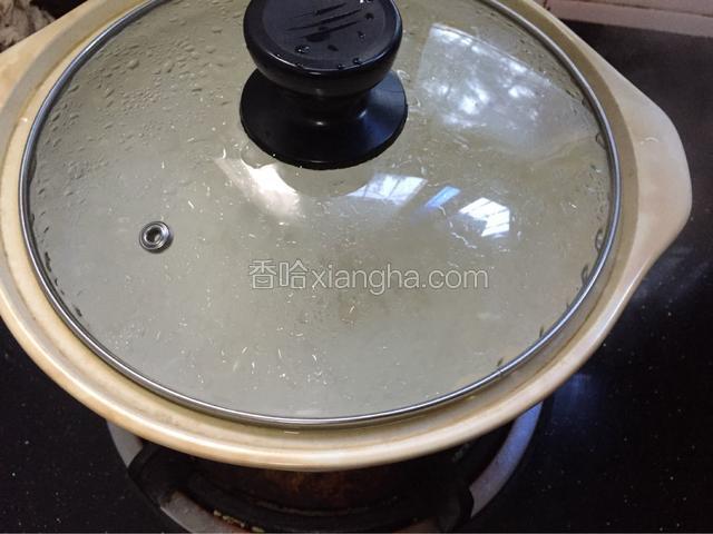 将陶瓷煲注入适量的水，盖上锅盖将水烧开