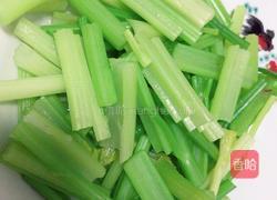 腐竹炒芹菜的做法图解1