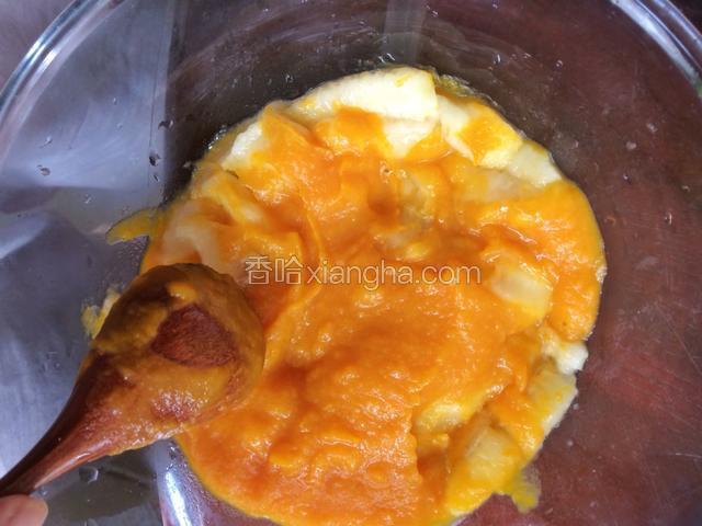 香蕉半根用勺子压成泥，和上面的糊糊拌匀