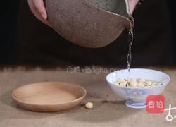 清 建莲红枣汤的做法图解1