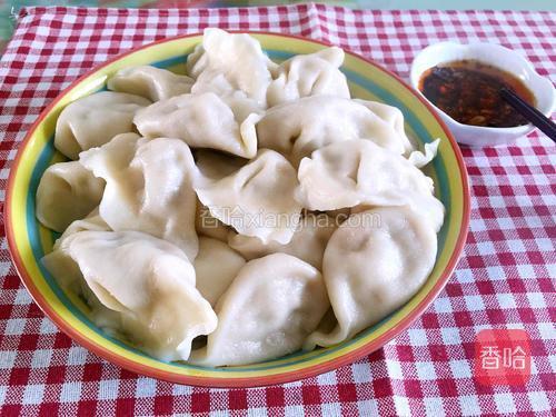 煮熟蘸酱汁食用（酱汁有蒜末酱油和芝麻油辣椒油混合而成）。