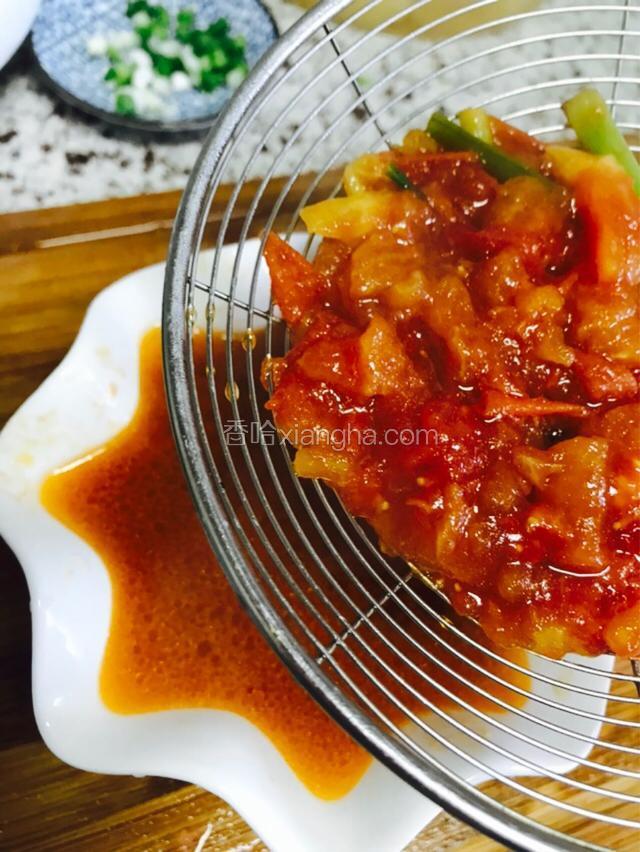 加蚝油，蘸汁烧好过滤出汤汁备用