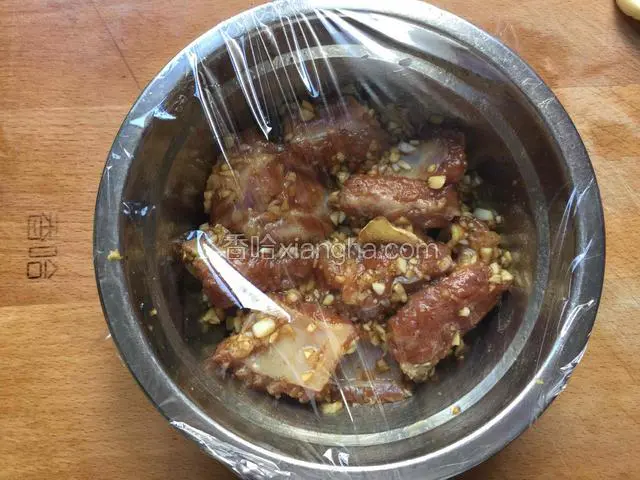 用手抓均匀腌制半个小时。