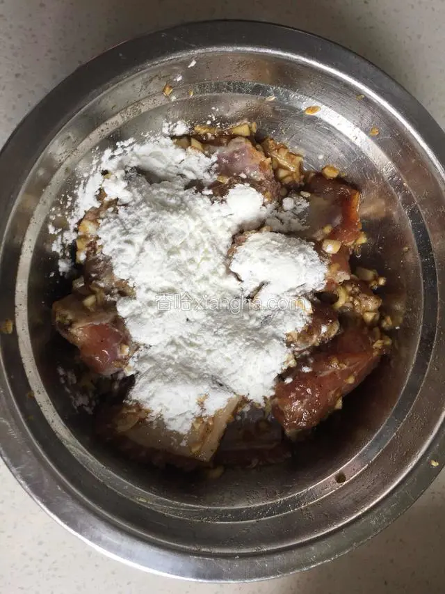 腌好后加入适量淀粉。