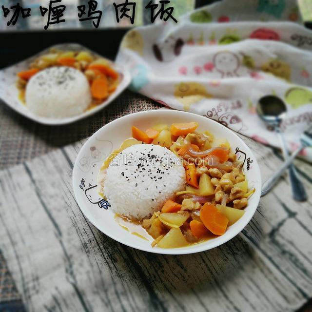 把米饭装在饭碗里压紧实，再倒扣在盘子一侧，周围装好咖喱鸡肉，米饭上撒适量芝麻就完成了！我是孜孜不倦，来香哈一起交流吧！