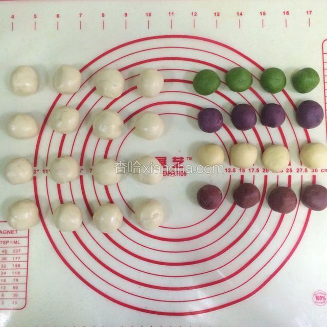 油皮醒发好后分成16等份，每种颜色的油酥各分成4等份。