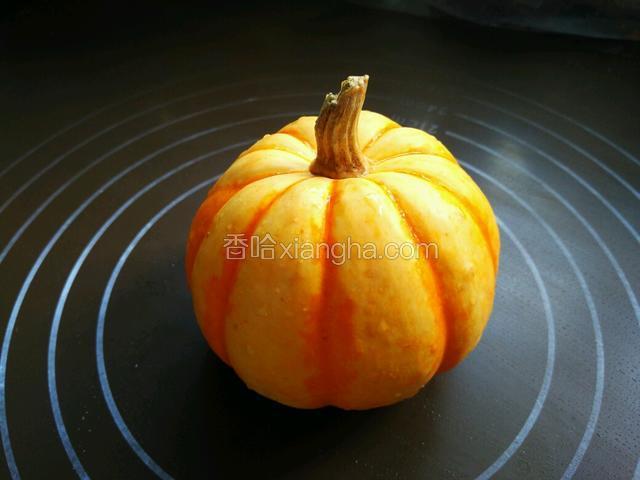 将小南瓜清洗干净