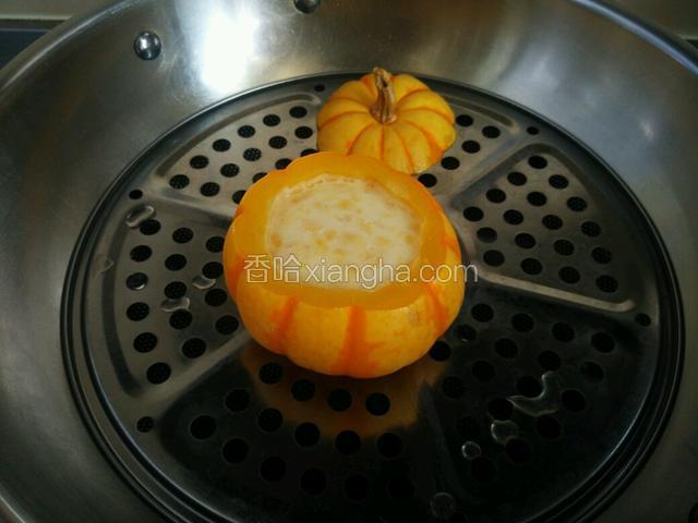 蛋羹中心部凝固了，就说明蛋羹蒸好了。