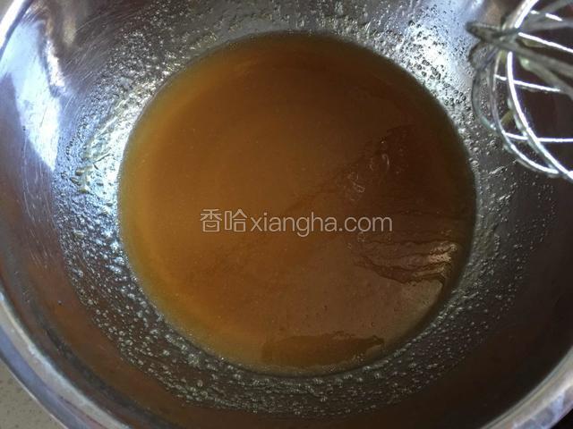 把转化糖浆倒到盆里，加入4克枧水和玉米油搅拌均匀。