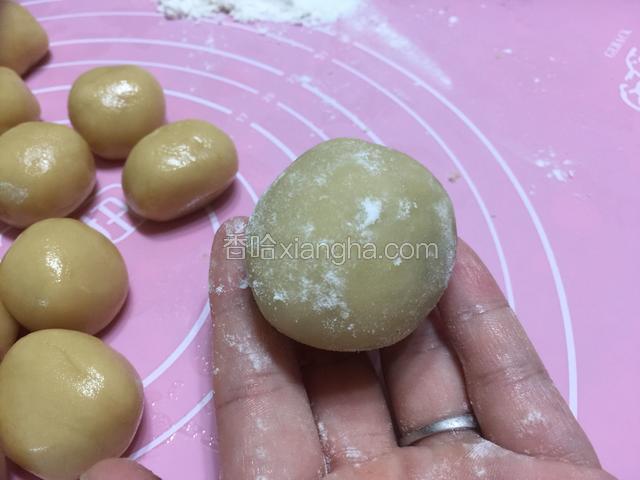 在面团表面滚一层面粉，不要太多博博一层即可。
