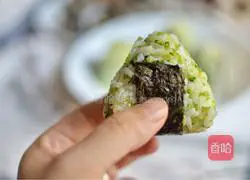 Illustration of how to make broccoli and meat floss rice balls 5