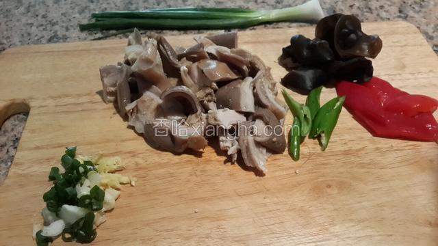 肚切抹刀片，红绿椒切块，葱姜蒜切末