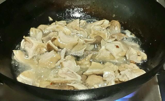锅烧热入油烧热下入肚片温油滑油捞出控油备用