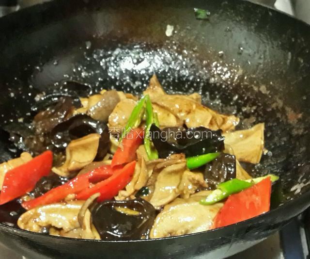 下入青红椒翻炒均匀出锅即成