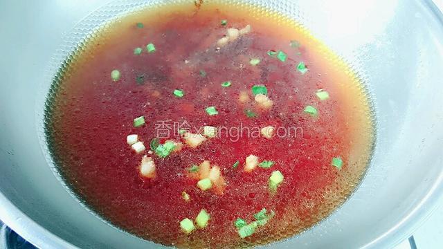 加入适量水，盐，熬汤。汤开后，加入虾，虾熟后，加入小白菜，白菜烫熟后关火，盛入面条碗里即可。省略了一个图，忘记拍