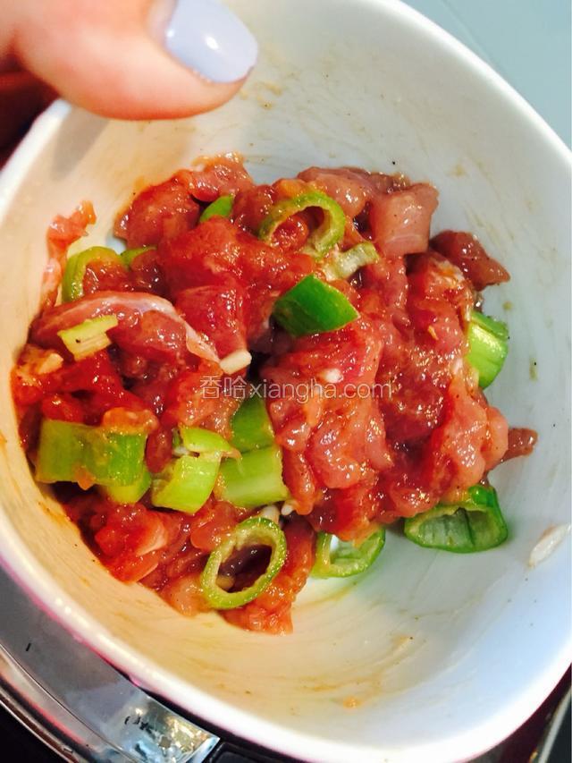 把里脊肉切丁加入葱姜末、香油、生抽、五香粉味上备用