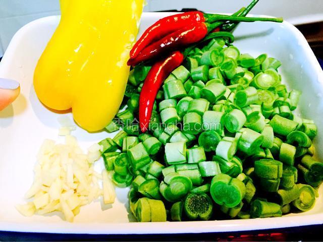 豆角、黄椒、小米椒切碎丁备用