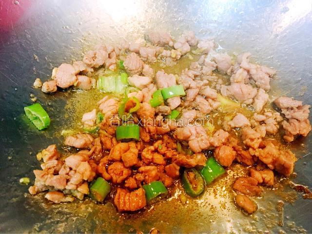 锅内放少许油将肉翻炒熟捞出备用