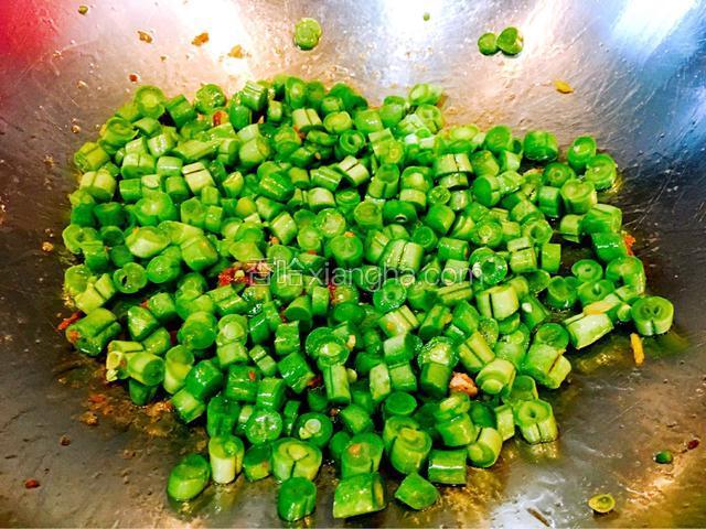 锅内剩余油将豆角翻炒至9分熟捞出备用