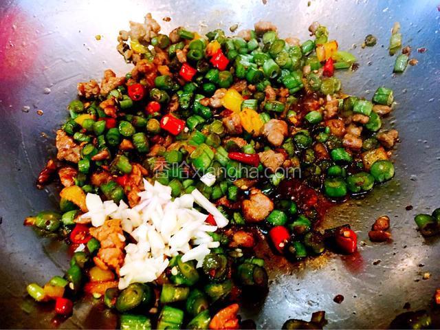 锅刷干净，加入少许油将黄椒、小米椒倒入翻炒，加入盐、生抽、老抽、蚝油翻炒几下将豆角倒入接着翻炒，豆角熟了再把肉倒入一起翻炒，最后加入蒜末即可