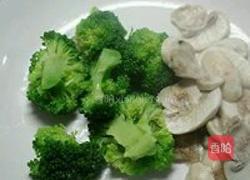 奶油培根意面的做法图解3