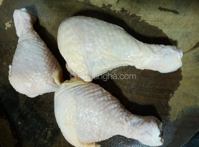 3个鸡腿从冰箱里拿出来解冻