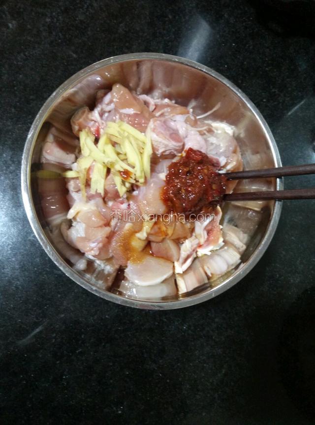 用料酒、生姜、豆瓣酱、味极鲜、十三香和盐把鸡腿肉腌制半个小时。