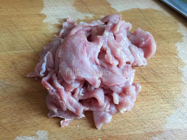 里脊肉洗干净切片。