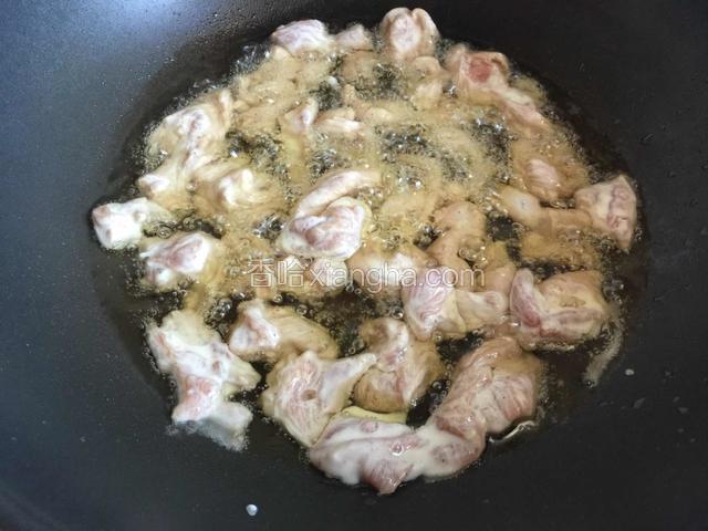 一片一片的放入里脊肉炸至金黄捞出。