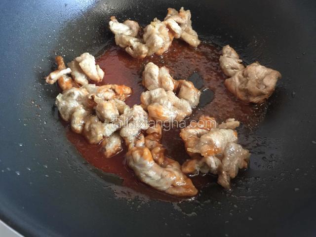 放入里脊肉炒均匀，让每块肉都裹上酱汁。