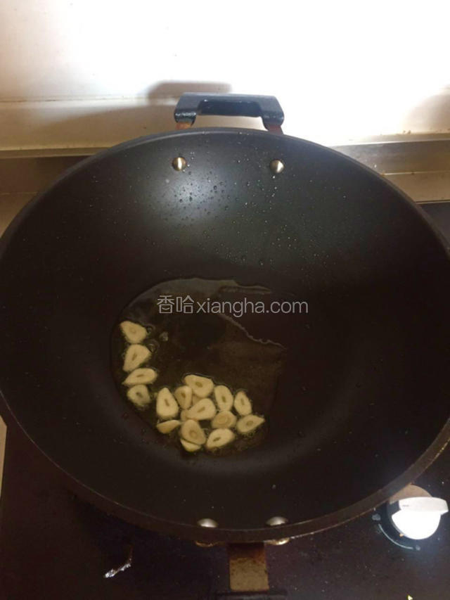 锅底少油  蒜片爆香