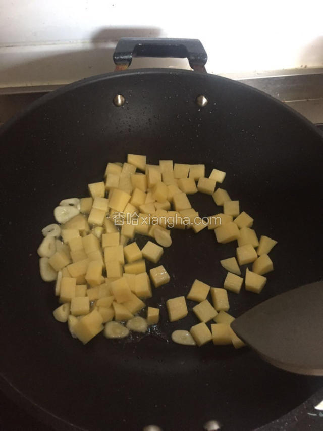 加入切好的土豆块 煸炒至金黄