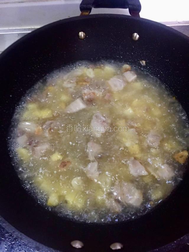 香气出来之后加入热水 放入少许冰糖 老抽 食盐调味