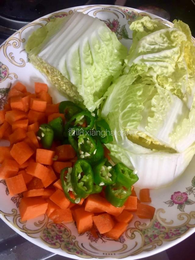 将切好的胡萝卜丁和辣椒碎倒入锅内调色