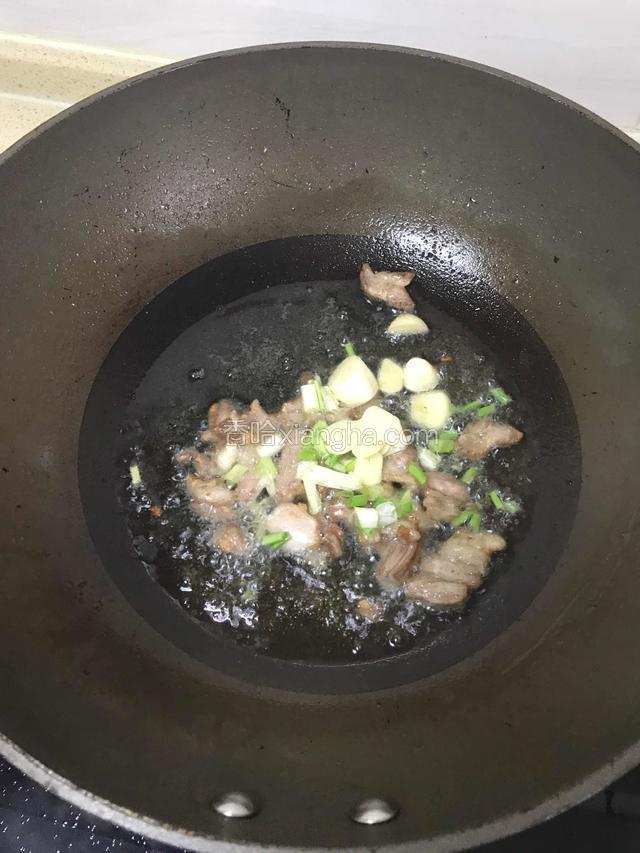 炒熟放入蒜葱 翻炒几下 