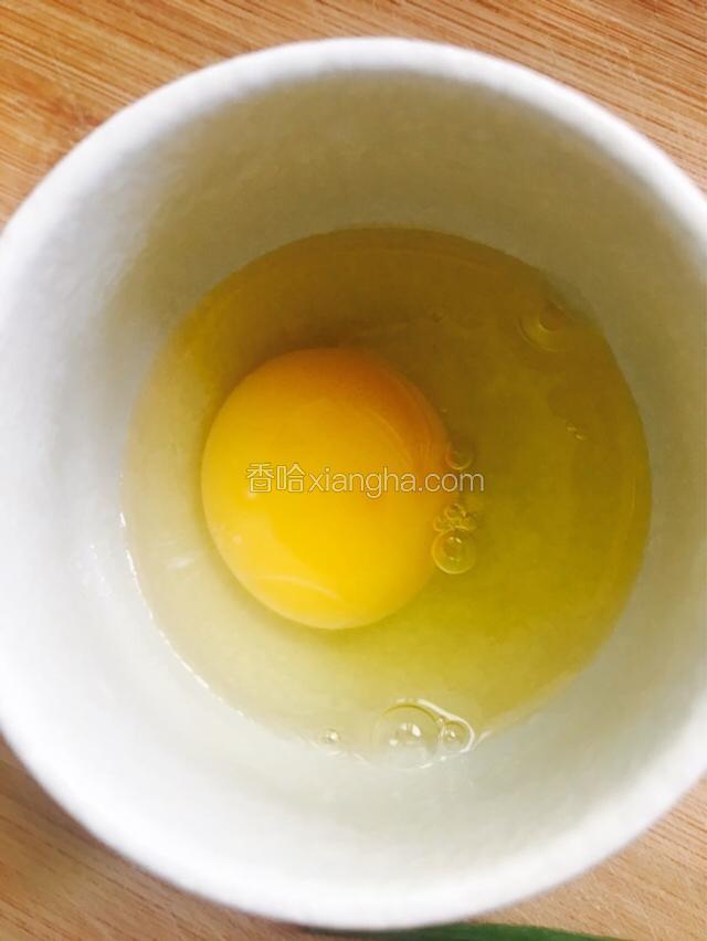 将鸡蛋打入蒸盅里。